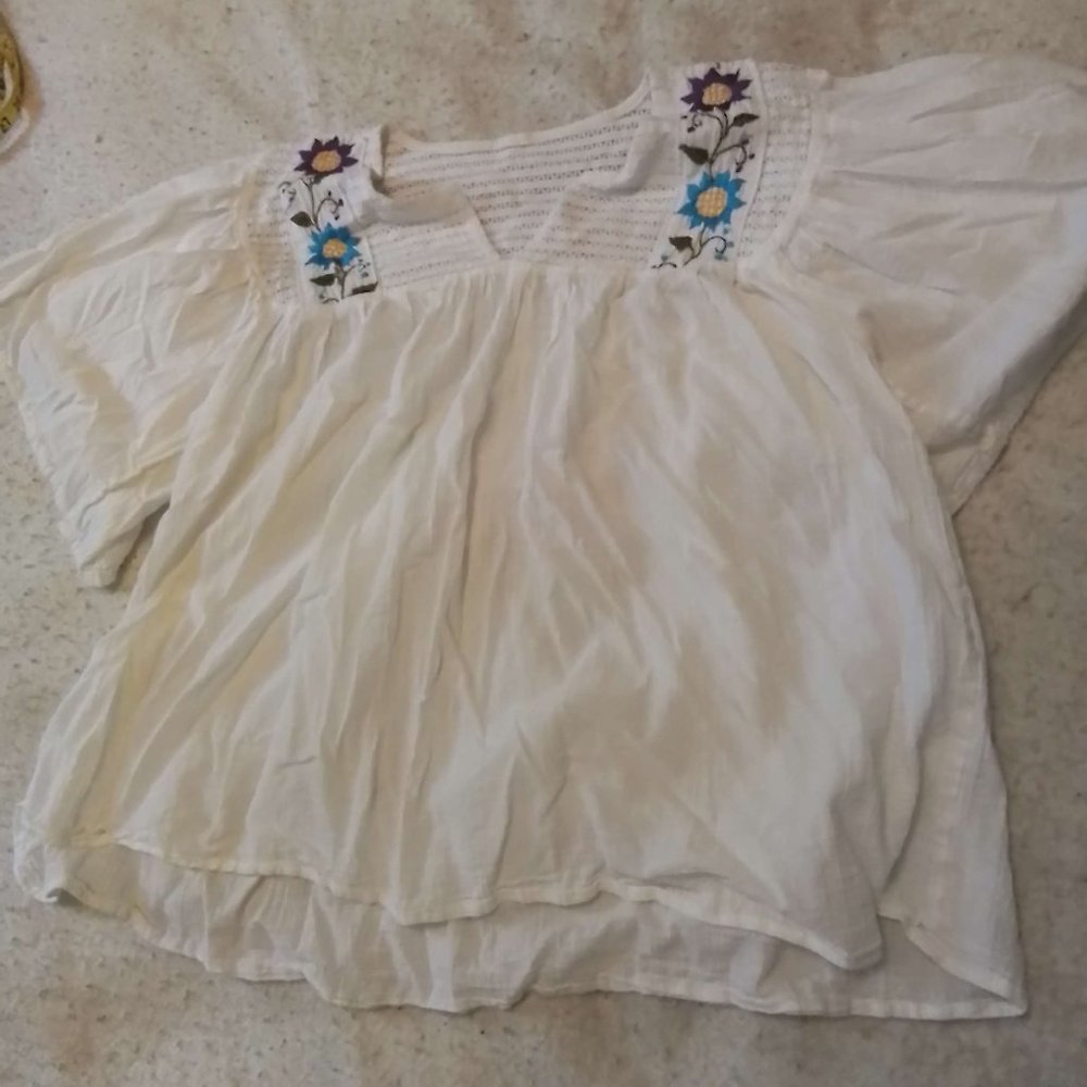 Peasant white floral embroidered top, like new but without tags.